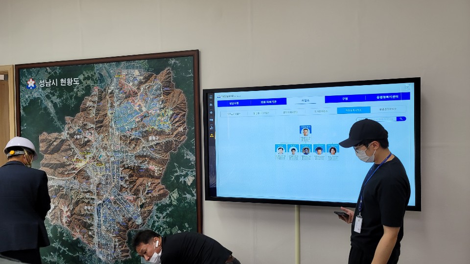 [2020.09] 성남시청 75인치 터치모니터 벽부형 설치